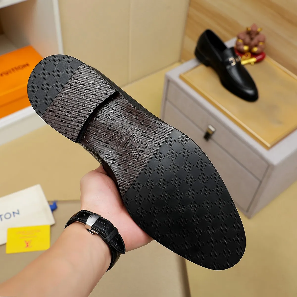 Men's shoes 💰 440💰 Louis Vuitton LV ® 🆕 model 🔛 full shoe counter, first layer cowhide, 🐂leather lining casual shoes for men, super soft outsole, a must-have for driving. The counter is synchronized with the original first layer cowhide, completely 1:1 mold customization 🌹 top version, color optional! Number: 38-44 (45.46 customized)